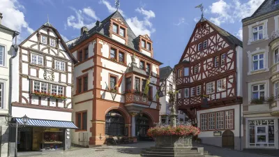 Historische Fachwerkhäuser säumen den Marktplatz in Bernkastel-Kues