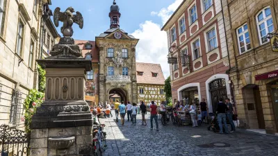 Historische Gassenlandschaft mit Menschen in Bamberg