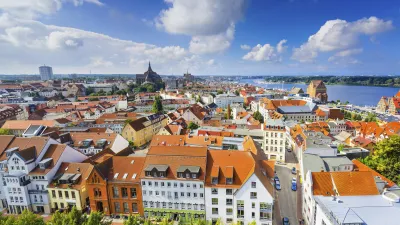 Rostock zeigt eine historische Stadtansicht mit vielen roten Dächern.