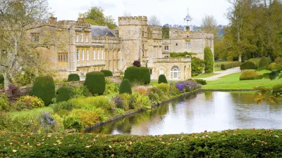 Historisches Kloster Forde Abbey mit Teich und Gartenlandschaft.