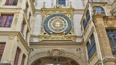 Historische Uhr am mittelalterlichen Uhrenturm in Rouen, Frankreich