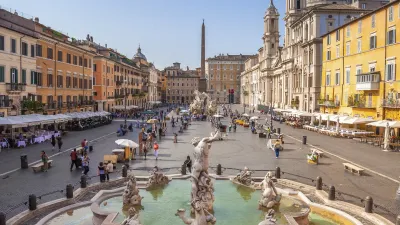 Barocke Brunnenanlage auf dem belebten Piazza Navona in Rom.