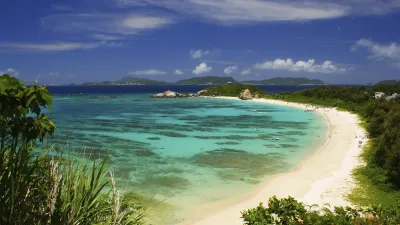 Türkisblaues Meer trifft auf einen weißen Sandstrand in Okinawa.