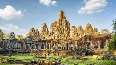 Alter Tempel in Angkor Thom, Kambodscha, mit steinernen Türmen und Reliefs