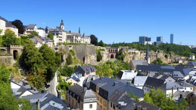 Panoramablick auf die historische Stadt Luxemburg mit ihren Festungen und Gebäuden.