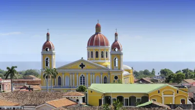 Gelbe Kathedrale mit roten Kuppeln in Granada, Nicaragua