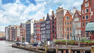 Traditionelle Häuser säumen einen Kanal in Amsterdam.