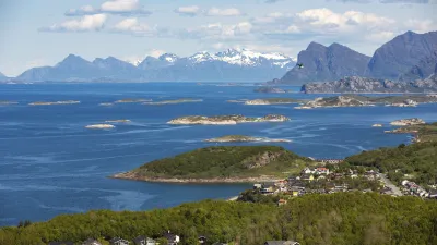 Norwegische Küstenlandschaft mit Inseln und Häusern am Hang