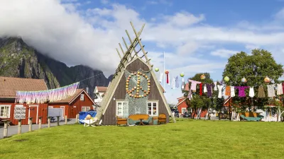 Traditionelles rotes Fischerhaus mit Rorbuer-Architektur in Svolvær, Lofoten.