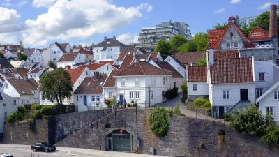 Weiße Häuser mit roten Dächern prägen das Stadtbild von Stavanger.