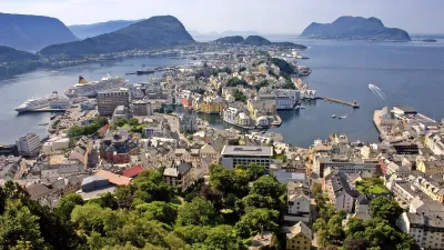 Alesund, eine malerische Küstenstadt in Norwegen, mit bunten Häusern.