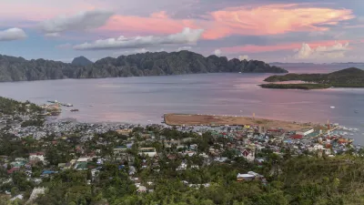 Blick auf die Stadt Coron auf den Philippinen bei Sonnenuntergang.