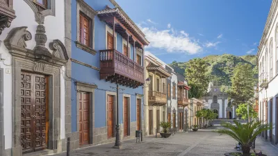 Historische Straße mit bunten Häusern in Teror, Gran Canaria