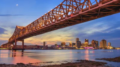 New Orleans Skyline unter der Mississippi-Brücke bei Sonnenuntergang