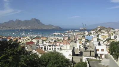 Bunte Häuser und Boote säumen die Küstenstadt Mindelo auf Kap Verde.