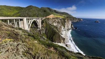 Kalifornische Küstenbrücke mit Blick auf den Pazifik