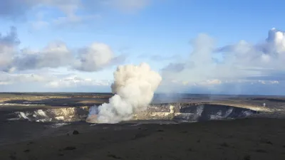 Aktiver Vulkan Kilauea auf Hawaii mit aufsteigendem Rauch