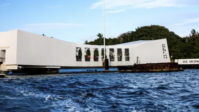 Das Denkmal USS Arizona schwimmt friedlich im Wasser von Pearl Harbor.