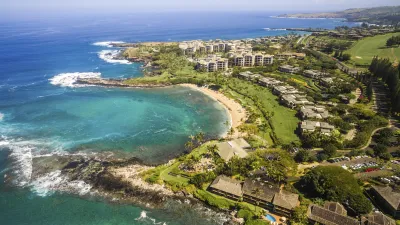 Wunderschöner Strand in Kapalua, Maui mit türkisblauem Wasser und üppiger Vegetation.
