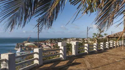 Blick auf den Hafen von Diego Suarez mit bunten Häusern und dem Meer.
