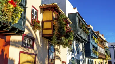 Bunte Häuser mit Blumenbalkonen prägen das Stadtbild von Santa Cruz.