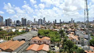 Buntes Stadtbild von Fortaleza mit vielen Häusern und hohen Gebäuden.