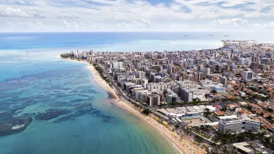 Panoramablick auf die Küstenstadt Maceió mit Strand und Hochhäusern.