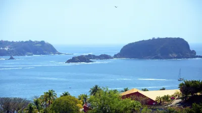 Blick auf die Küstenlinie mit Inseln und blauem Meer.