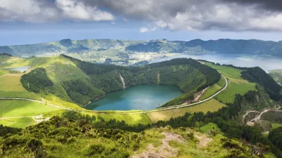 Grüner Kratersee mit Blick auf die Landschaft der Azoren