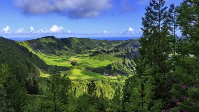 Grüne Hügel und Seenlandschaft in Sete Cidades auf den Azoren