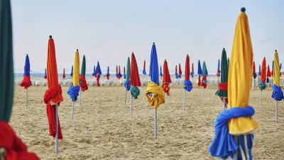Bunte Sonnenschirme stehen am Strand von Deauville in Frankreich.