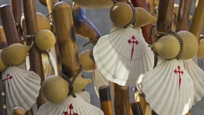 Jakobsweg Wanderstöcke mit Muscheln und Kürbissen