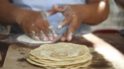 Frau bereitet traditionelle Tortillas von Hand zu