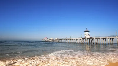 Huntington Beach Pier erstreckt sich ins blaue Meer.