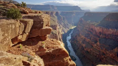 Der Grand Canyon zeigt eine beeindruckende Felslandschaft mit dem Colorado River.