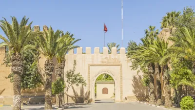 Historisches Stadttor in Taroudant, Marokko mit Palmen.