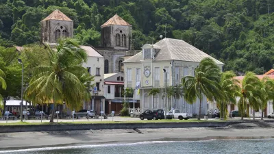Historische Kirche mit zwei Türmen an der Küste von Martinique