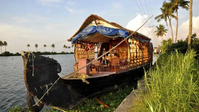 Traditionelles Hausboot auf dem Wasser in Kerala, Indien