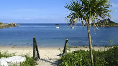 Strandzugang mit Treppenstufen führt zu einer ruhigen Bucht.