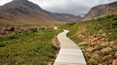 Holzsteg führt durch die farbenfrohe Landschaft des Gros Morne Nationalparks.