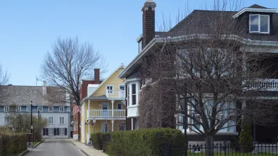 Traditionelle Häuser säumen eine ruhige Straße in Trois-Rivieres.