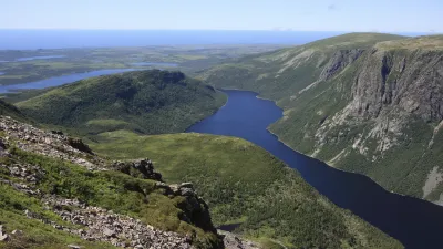 Grüner Nationalpark mit einem langen, geschwungenen See.