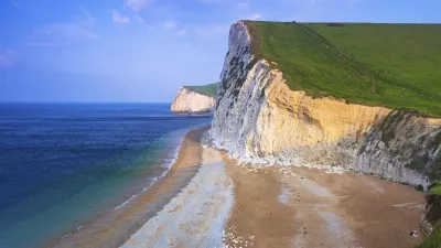 Juraküstenlandschaft mit Strand und weißen Klippen.