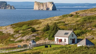 Kanadische Fischerhäuser mit Blick auf den Felsen von Percé.