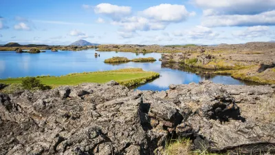 Idyllische Landschaft mit See und grünen Inseln in Island.