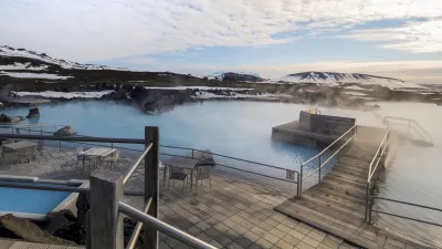 Entspannendes Thermalbad mit Blick auf die verschneite Landschaft Islands.