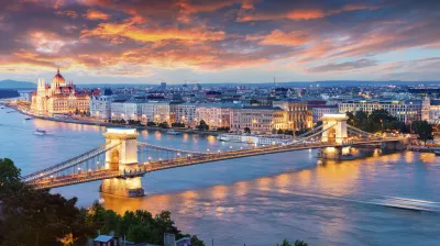Blick auf die Kettenbrücke und die Stadt Budapest am Abend, Ungarn