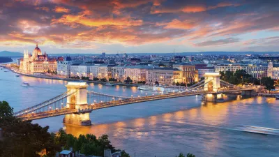 Budapester Kettenbrücke bei Dämmerung mit dem Parlament im Hintergrund