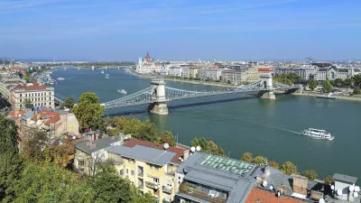 Blick auf die Kettenbrücke und die Stadt Budapest, Ungarn