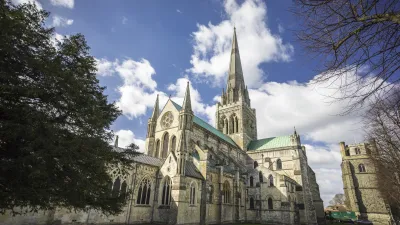 Chichester Kathedrale mit ihrem markanten Turm erhebt sich im Grünen